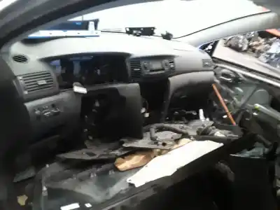 Veículo de Sucata toyota corolla (e12) 2.0 d-4d linea terra berlina do ano 2001 alimentado 