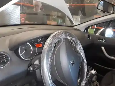 Veículo de Sucata peugeot 308 envy do ano 2001 alimentado 8fr