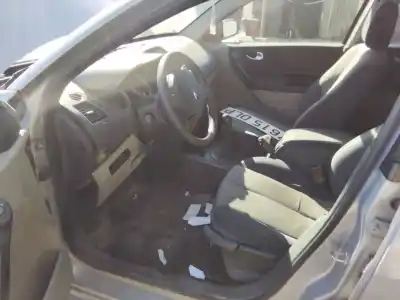 Veículo de Sucata renault megane ii berlina 5p authentique 82 cv / 60 kw do ano 2001 alimentado 