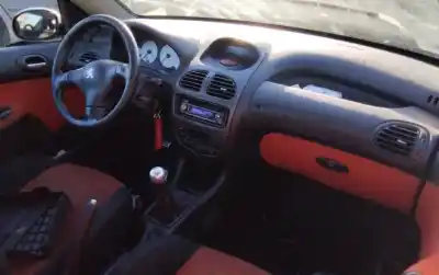 Veicolo di demolizione peugeot 206 cc cc dell'anno 2001 alimentato 