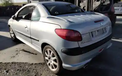Veicolo di demolizione peugeot 206 cc cc dell'anno 2001 alimentato 