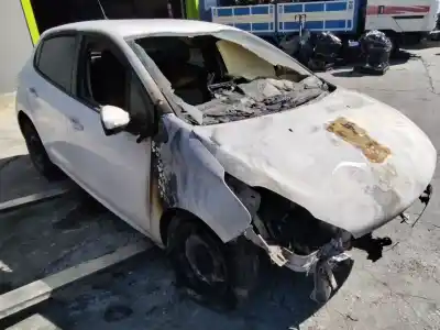 Veículo de Sucata peugeot 208 access do ano 2001 alimentado 