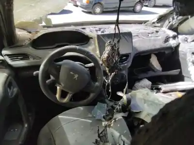 Veículo de Sucata peugeot 208 access do ano 2001 alimentado 