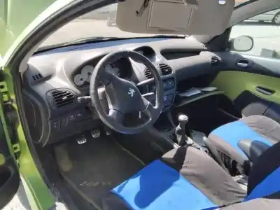 Sloopvoertuig peugeot 206 cc cc van het jaar 2001 aangedreven 