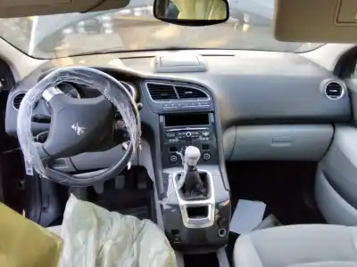 Vehicul casat peugeot 5008 premium al anului 2001 alimentat 