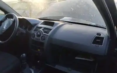 Veículo de Sucata renault megane ii berlina 5p confort authentique do ano 2001 alimentado 