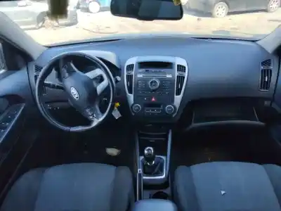 Veículo de Sucata kia ceed emotion 116 cv / 85 kw do ano 2001 alimentado 