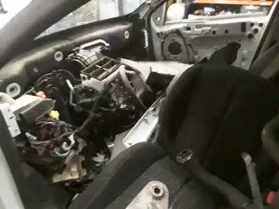 Veículo de Sucata peugeot 308 active bussines do ano 2001 alimentado 