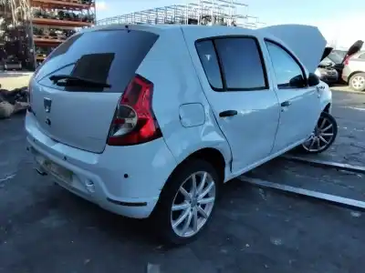 Veicolo di demolizione dacia sandero 1.2 16v dell'anno 2001 alimentato 0
