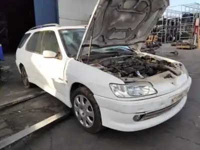 Véhicule à la ferraille peugeot 306 break boulebard de l'année 2001 alimenté 