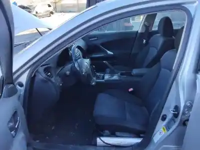 Здавання транспортного засобу lexus is200 (ds2/is2) 220d року 2001 потужний 
