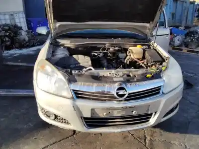 Veículo de Sucata opel astra h berlina cosmo do ano 2001 alimentado 