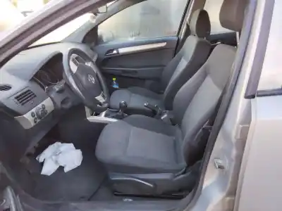 Veículo de Sucata opel astra h berlina cosmo do ano 2001 alimentado 