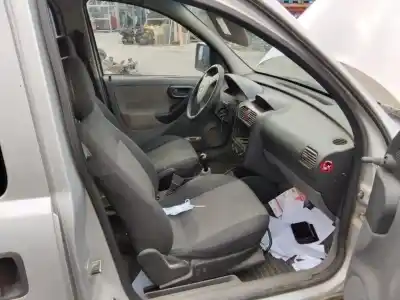 Veículo de Sucata opel combo familiar do ano 2001 alimentado 