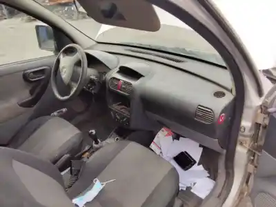 Veículo de Sucata opel combo familiar do ano 2001 alimentado 