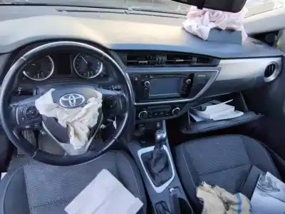 Veículo de Sucata toyota auris active do ano 2001 alimentado 