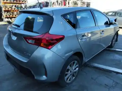 Veículo de Sucata toyota auris active do ano 2001 alimentado 