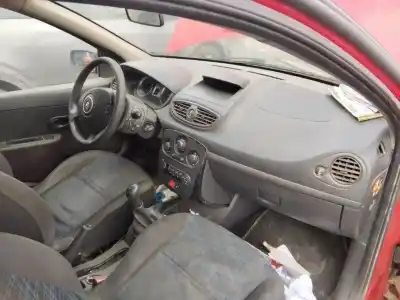 Здавання транспортного засобу renault clio iii pack authentique року 2001 потужний 