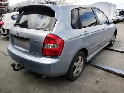 Veicolo di demolizione kia cerato 2.0 ex crdi berlina dell'anno 2001 alimentato 