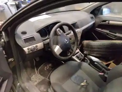 Veículo de Sucata opel astra h berlina cosmo do ano 2001 alimentado 