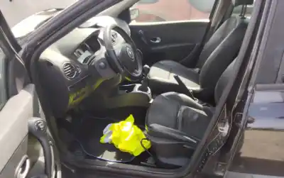 Veículo de Sucata renault clio iii confort dynamique do ano 2001 alimentado 