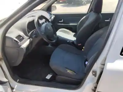 Здавання транспортного засобу renault clio ii fase ii (b/cb0) authentique року 2001 потужний 