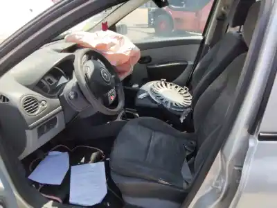 Здавання транспортного засобу renault clio iii authentique року 2001 потужний k9k768