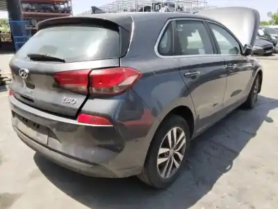 Véhicule à la ferraille hyundai i30 (pd) go  de l'année 2001 alimenté d4fb