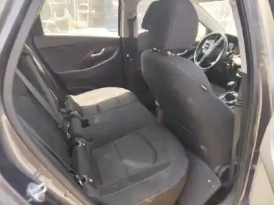 Véhicule à la ferraille hyundai i30 (pd) go  de l'année 2001 alimenté d4fb