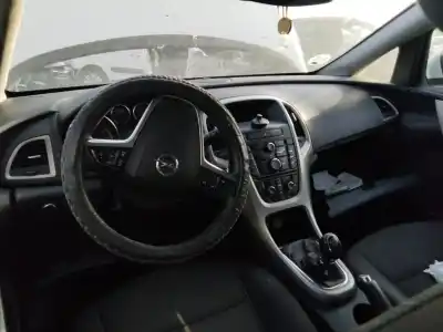 Veículo de Sucata opel astra j (p10) 1.3 cdti (68) do ano 2001 alimentado  Veículo de Sucata opel astra j (p10) 1.3 cdti (68) do ano 2001 alimentado