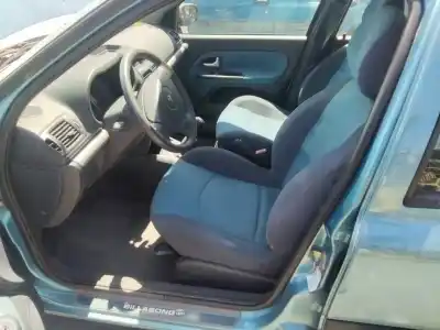 Здавання транспортного засобу RENAULT CLIO II FASE II (B/CB0) Authentique року 2001 потужний 