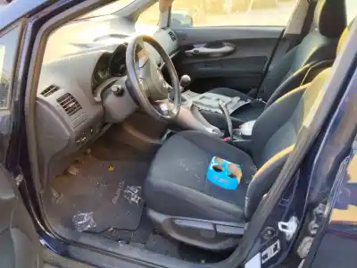 Veículo de Sucata toyota auris active do ano 2001 alimentado 