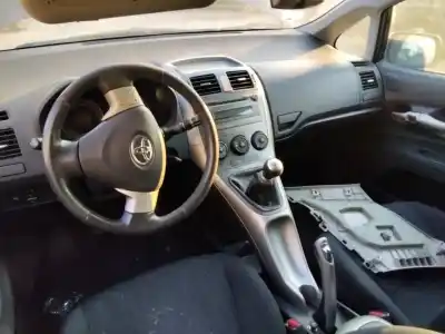 Veículo de Sucata toyota auris active do ano 2001 alimentado 