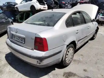 Veículo de Sucata volkswagen passat berlina (3b2) comfortline do ano 2001 alimentado 