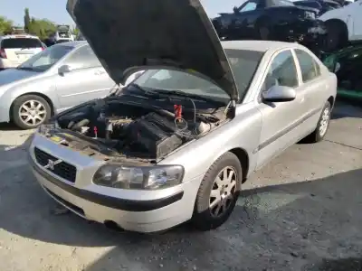 Sloopvoertuig VOLVO S60 BERLINA 2.4 D van het jaar 2001 aangedreven 