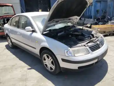 Veículo de Sucata volkswagen passat berlina (3b2) comfortline do ano 2001 alimentado gr4002av