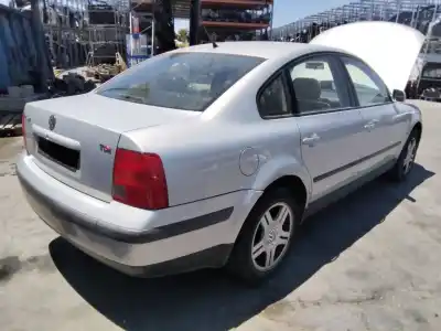 Veículo de Sucata volkswagen passat berlina (3b2) comfortline do ano 2001 alimentado gr4002av
