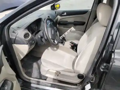 Veículo de Sucata ford focus berlina (cap) ambiente (d) do ano 2001 alimentado 