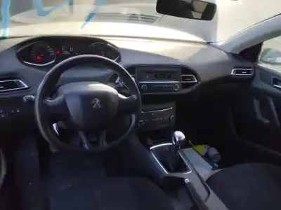 Sloopvoertuig peugeot 308 active van het jaar 2001 aangedreven 9h05