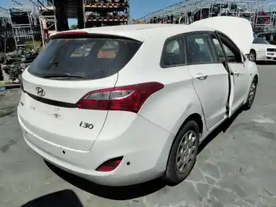 Veículo de Sucata hyundai i30 (pd) go  do ano 2001 alimentado d4fb