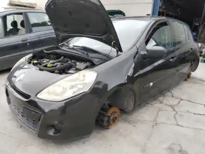 Véhicule à la ferraille renault clio iii dynamique de l'année 2001 alimenté 