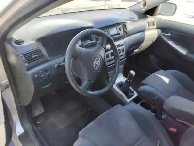 Veicolo di demolizione toyota corolla (e12) 2.0 d-4d sol berlina dell'anno 2001 alimentato 