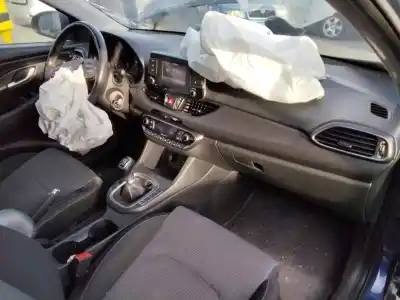 Véhicule à la ferraille hyundai i30 (pd) go  de l'année 2001 alimenté d4fb