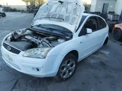 Veículo de Sucata ford focus berlina (cap) ambiente (d) do ano 2001 alimentado 