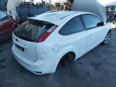 Veículo de Sucata ford focus berlina (cap) ambiente (d) do ano 2001 alimentado 