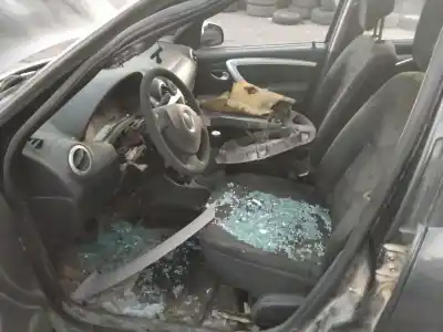 Veículo de Sucata dacia sandero ambiance do ano 2001 alimentado 