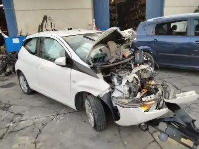 Veicolo di demolizione TOYOTA AYGO x-cite dell'anno 2001 alimentato 1KR