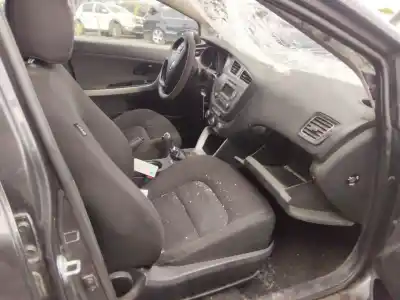 Veicolo di demolizione kia ceed (jd) 1.4 concept dell'anno 2001 alimentato 