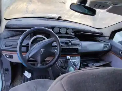 Sloopvoertuig citroen c8 2.0 hdi premier van het jaar 2001 aangedreven 