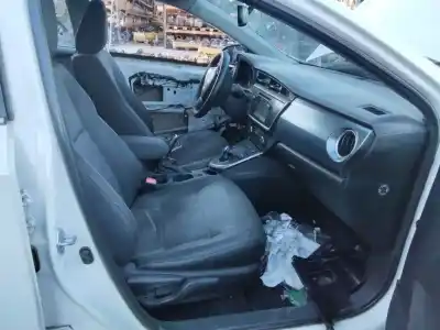 Veículo de Sucata toyota auris hybrid active do ano 2001 alimentado 